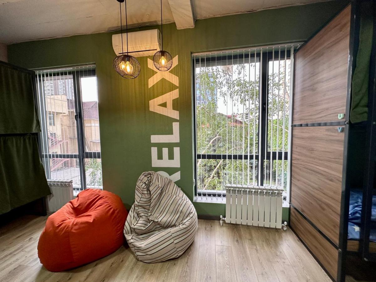 Izzzi Hostel Biskek Kültér fotó