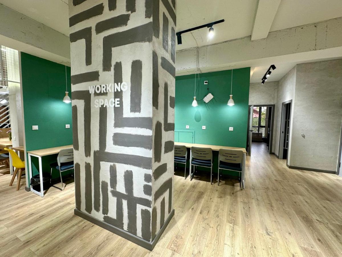 Izzzi Hostel Biskek Kültér fotó